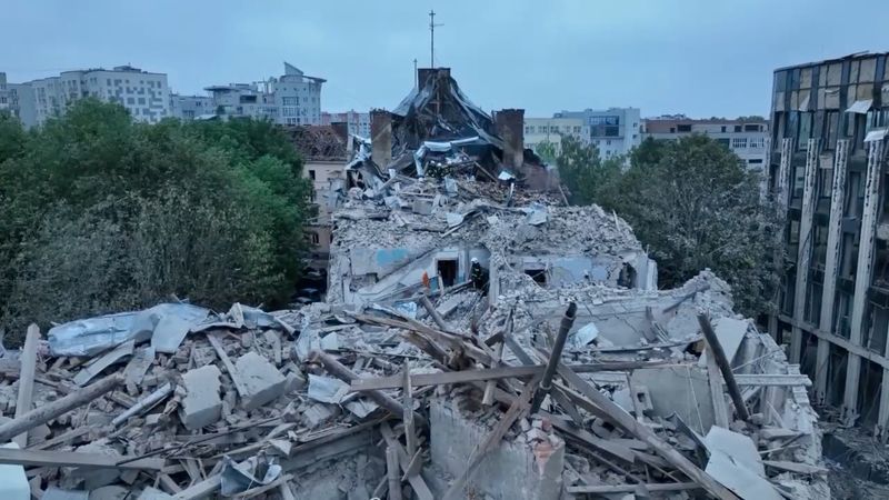 &copy; Reuters. Une vue générale des bâtiments endommagés à la suite d'une frappe de roquette russe qui a touché un immeuble d'appartements, au milieu de l'attaque de la Russie contre l'Ukraine, à Lviv, en Ukraine, dans cette capture d'écran obtenue à partir d'u