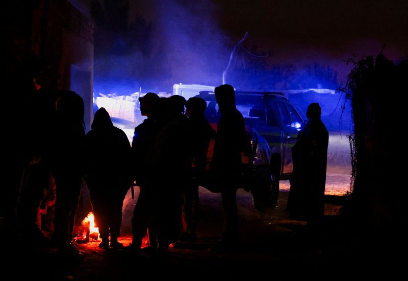 &copy; Reuters. Des spectateurs se rassemblent sur les lieux à la suite d'une fuite de gaz présumée liée à une exploitation minière illégale, dans la colonie d'Angelo Shack, près de Boksburg, à l'est de Johannesburg, en Afrique du Sud. /Photo prise le 6 juillet 