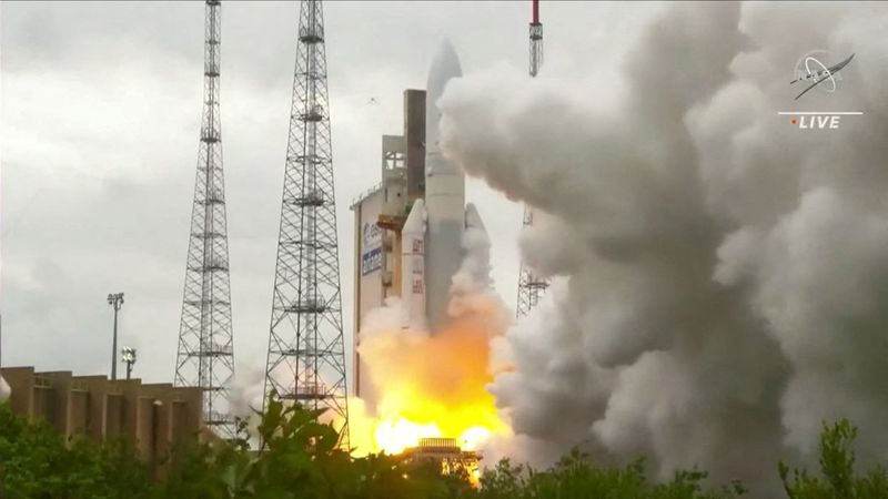 &copy; Reuters. Photo d'archives: La fusée Ariane 5 d'Arianespace, avec le télescope spatial James Webb de la NASA à bord, est lancée depuis le port spatial européen, le Centre spatial guyanais à Kourou, en Guyane française. /Une image fixe tirée de la vidéo du 