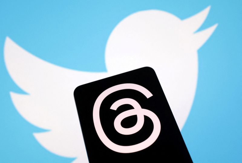 &copy; Reuters. Les logos de Twitter at de l'application Threads de la société Meta. /Illustration du 4 juillet 2023/REUTERS/Dado Ruvic 