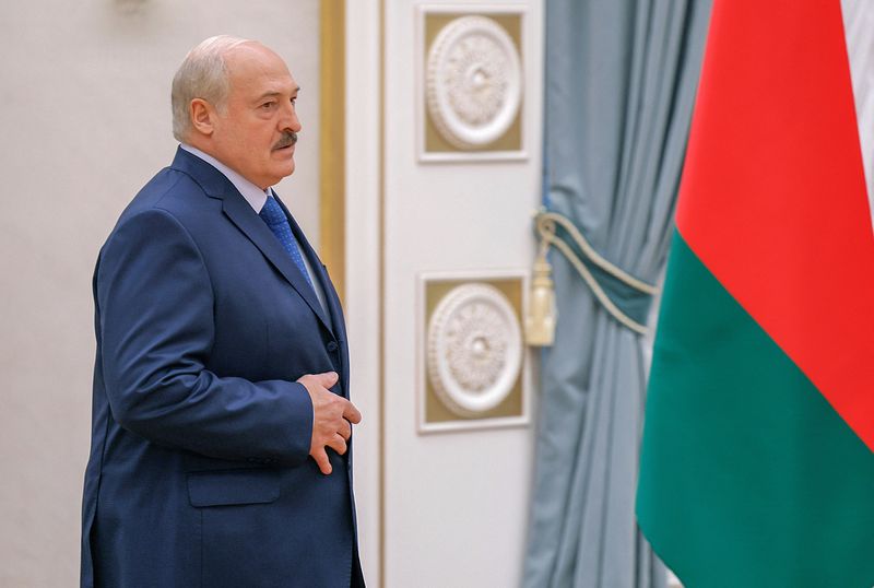 © Reuters. Belarusian President Alexander Lukashenko walks before a press conference in Minsk, Belarus July 6, 2023.  REUTERS/Maxim Shemetov