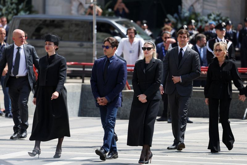 &copy; Reuters. Photo d'archives: Eleonora Berlusconi, Pier Silvio Berlusconi, Barbara Berlusconi, Luigi Berlusconi, Marina Berlusconi marchent pour assister aux funérailles de l'ancien Premier ministre italien Silvio Berlusconi à la cathédrale Duomo, à Milan, en Ita