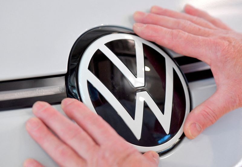 &copy; Reuters. Photo d'archives: Un technicien attache un panneau VW dans la chaîne de montage de la voiture électrique ID. 3 du constructeur automobile allemand Volkswagen, à Dresde, en Allemagne. /Photo prise le 8 juin 2021/REUTERS/Matthias Rietschel 