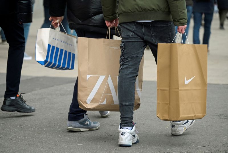 &copy; Reuters. Consumidores carregam sacolas de lojas em Hamburgo, Alemanha
03/12/2022. REUTERS/Fabian Bimmer