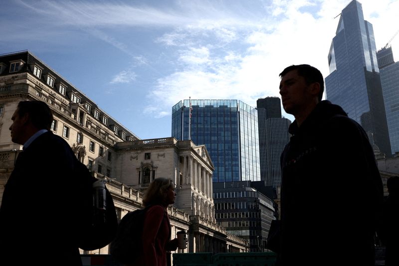 &copy; Reuters. Photo d'archives: Des gens marchent devant la Banque d'Angleterre dans le quartier financier de la ville de Londres, en Grande-Bretagne. /Photo prise le 11 mai 2023/REUTERS/Henry Nicholls 