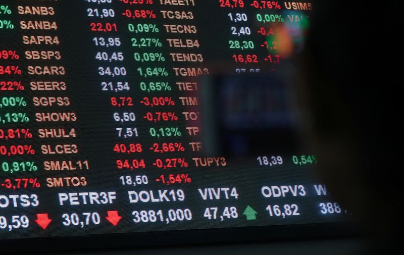 &copy; Reuters. FILE PHOTO: A woman looks at an electronic board showing the recent fluctuations of market indices on the floor of Brazil's B3 Stock Exchange in Sao Paulo, Brazil, April 3, 2019. Picture taken April 3, 2019. REUTERS/Amanda Perobelli
