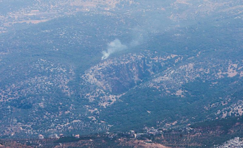 &copy; Reuters. De la fumée monte à Kfarshouba, vue depuis le village de Khiam, près de la frontière avec Israël, dans le sud du Liban. /Photo prise le 6 juillet 2023/REUTERS/Aziz Taher