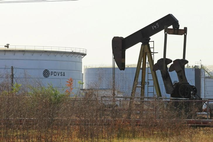 &copy; Reuters. FOTO DE ARCHIVO: Un balancín de petróleo y un tanque con el logotipo corporativo de la petrolera estatal PDVSA se ven en una instalación petrolera en Lagunillas, Venezuela. 29 de enero, 2019. REUTERS/Isaac Urrutia