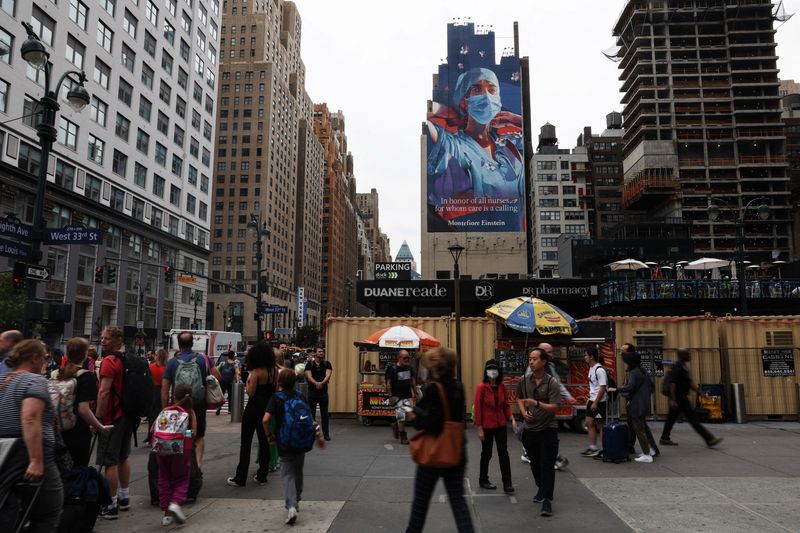 &copy; Reuters. FILE PHOTO: People walk on the corner of 34th street and 8th avenue outside Pennsylvania Station in New York City, U.S., June 16, 2023.  REUTERS/Shannon Stapleton