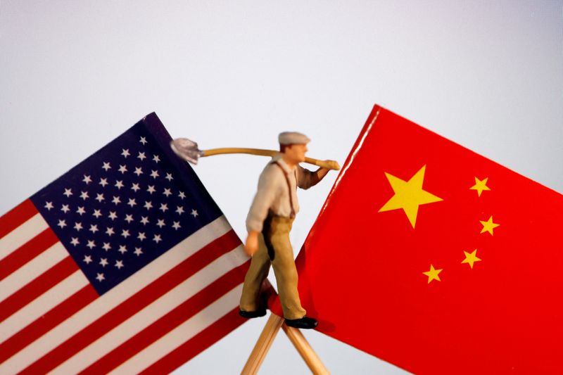 &copy; Reuters. The flags of China and U.S. are displayed with a worker miniature in this illustration picture taken on July 6, 2023. REUTERS/Florence Lo/Illustration