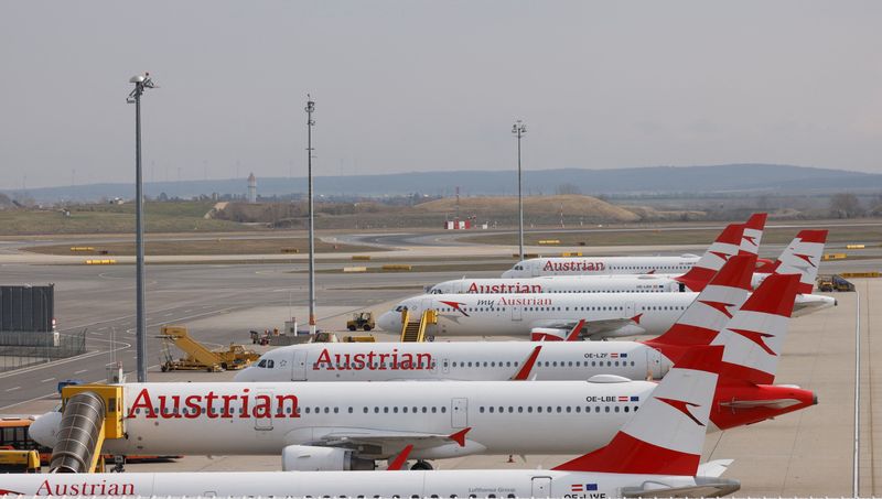 &copy; Reuters. FOTO DE ARCHIVO: Aviones de Austrian Airlines, filial de Lufthansa, en el Aeropuerto Internacional de Viena en Schwechat, Austria, 7 de marzo de 2023. REUTERS/Leonhard Foeger