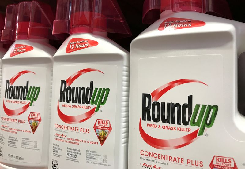 &copy; Reuters. FOTO DE ARCHIVO: Roundup, de la unidad Bayer Monsanto Co, a la venta en Encinitas, California, Estados Unidos. 26 de junio de 2017. REUTERS/Mike Blake