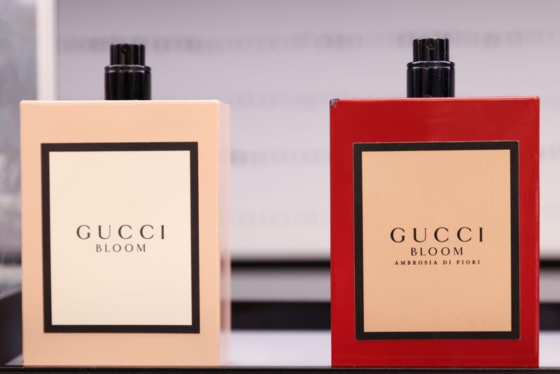 &copy; Reuters. I profumi Gucci, di proprietà di Coty Inc., esposti per la vendita a Manhattan, New York City, U.S., February 7, 2022. REUTERS/Andrew Kelly