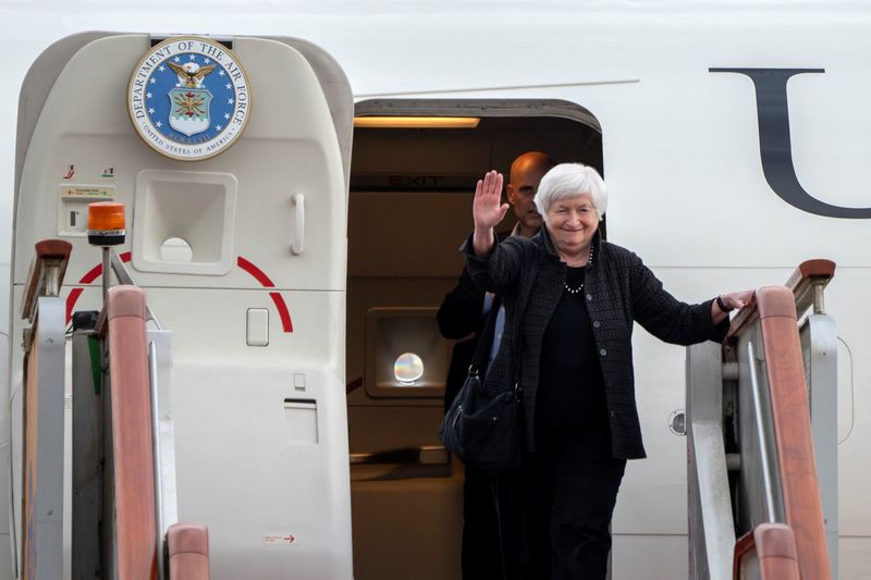&copy; Reuters. La Segretaria al Tesoro degli Stati Uniti Janet Yellen arriva all'aeroporto internazionale di Beijing Capital a Pechino, Cina, giovedì 6 luglio 2023. Mark Schiefelbein/Pool via REUTERS