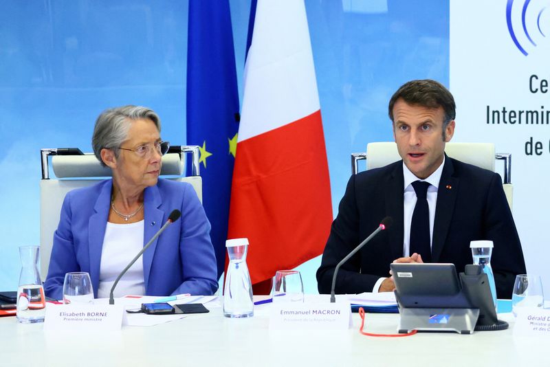 &copy; Reuters. Le président français Emmanuel Macron et le Premier ministre français Elisabeth Borne assistent à une réunion d'urgence du gouvernement après que des émeutes ont éclaté pour la troisième nuit consécutive à travers le pays après la mort de Nah