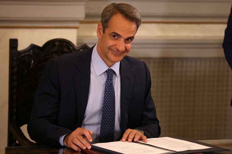 &copy; Reuters. FILE PHOTO: Greek Prime Minister Kyriakos Mitsotakis signs a document during a swearing-in ceremony of the newly appointed members of the government at the Presidential Palace in Athens, Greece, June 27, 2023. REUTERS/Stoyan Nenov/File Photo