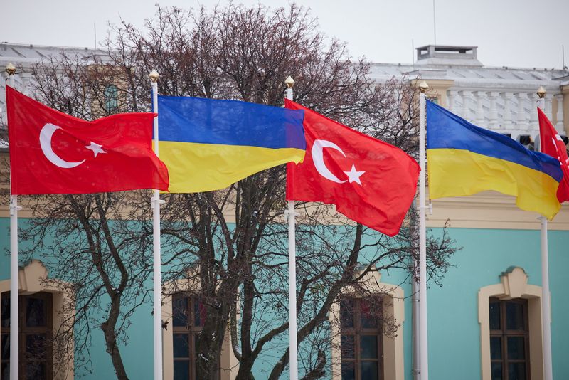 &copy; Reuters. Des drapeaux turcs et ukrainiens flottent lors d'une cérémonie d'accueil, à Kyiv. /Photo prise le 3 février 2022/REUTERS/Service de presse présidentiel ukrainien