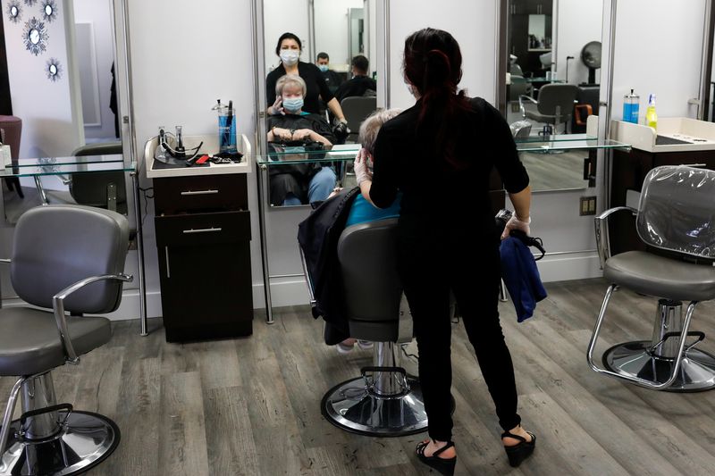 &copy; Reuters. Un salon de coiffure à Miami, en Floride. /Photo prise le 18 mai 2020/REUTERS/Marco Bello