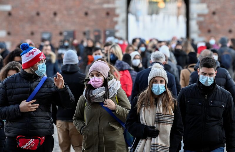 &copy; Reuters. FILE PHOTO: People wear face masks amid the coronavirus disease (COVID-19) pandemic in Milan, Italy, November 28, 2021. REUTERS/Flavio Lo Scalzo