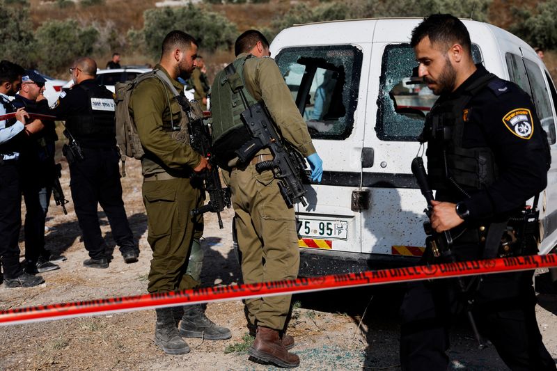 © Reuters. Israeli troops inspect shooting attack scene near Nablus, in the Israeli-occupied West Bank July 6,2023.  REUTERS/ Ammar Awad