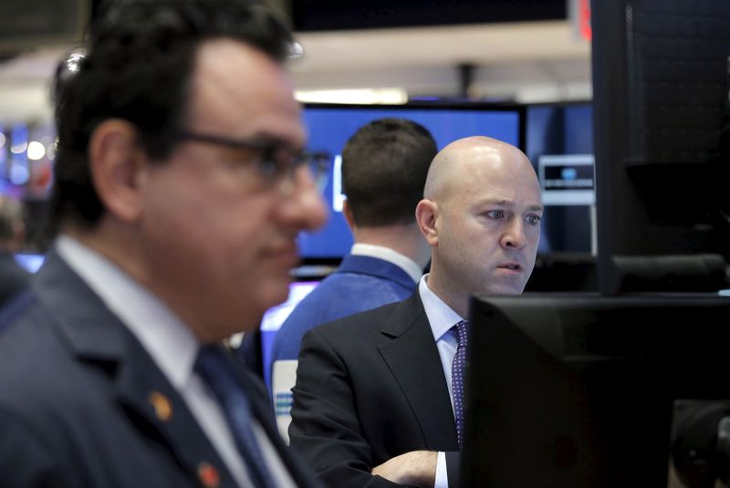 &copy; Reuters. Des traders travaillent à la Bourse de Wall Street. /Photo prise le 7 janvier 2016/REUTERS/Brendan McDermid