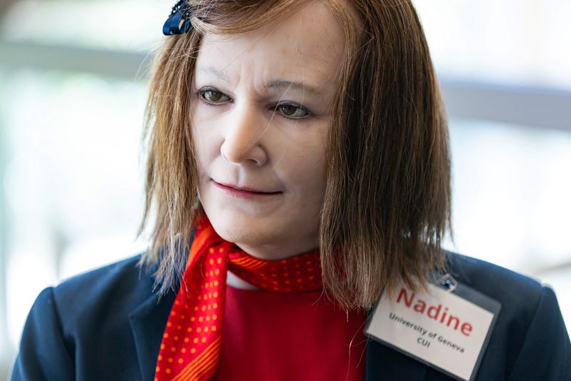 &copy; Reuters. Il robot umanoide 'Nadine' all'AI for Good Global Summit a Ginevra, Svizzera, il 6 luglio 2023. REUTERS/Pierre Albouy