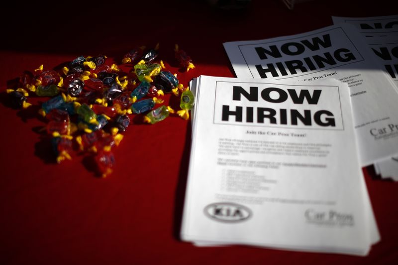 &copy; Reuters. 米労働省が６日発表した５月の雇用動態調査（ＪＯＬＴＳ）は、求人件数が４９万６０００件減の９８２万４０００件となった。依然として高水準を維持しているものの、労働市場が徐々に