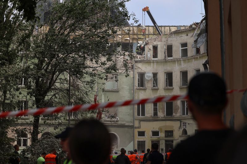 © Reuters. Des secouristes travaillent sur le site d'un immeuble résidentiel touché par une frappe de missile russe, à Lviv, en Ukraine. /Photo prise le 6 juillet 2023/REUTERS/Roman Baluk