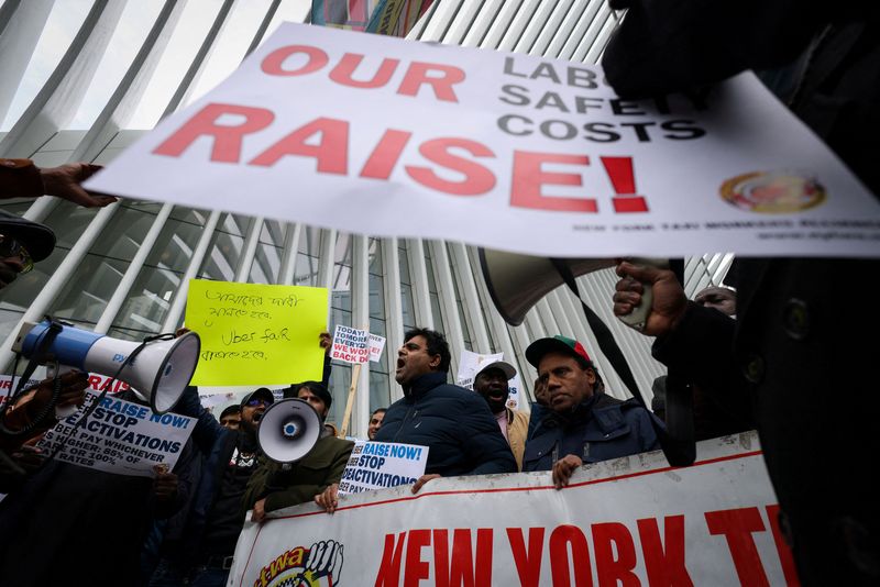 &copy; Reuters. FILE PHOTO: People gather during a rally held by Uber drivers on strike outside of the Uber offices in New York City, U.S., January 5, 2023. REUTERS/Andrew Kelly/File Photo