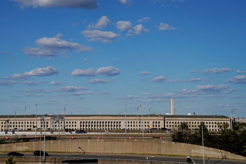 © Reuters. 米国防総省の報道官は６日、半導体の材料となるゲルマニウムの戦略的備蓄を保有しているものの、現時点でガリウムの備蓄はないと明らかにした。写真は２０２０年１０月、米バージニア州の国防総省（２０２３年　ロイター／Erin Scott）