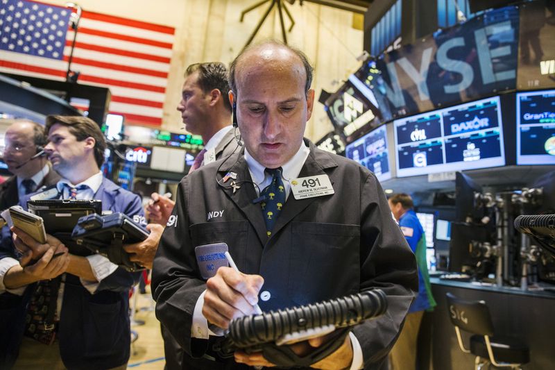 &copy; Reuters. Des traders travaillent à la Bourse de Wall Street. /Photo prise le 1er septembre 2015/REUTERS/Lucas Jackson