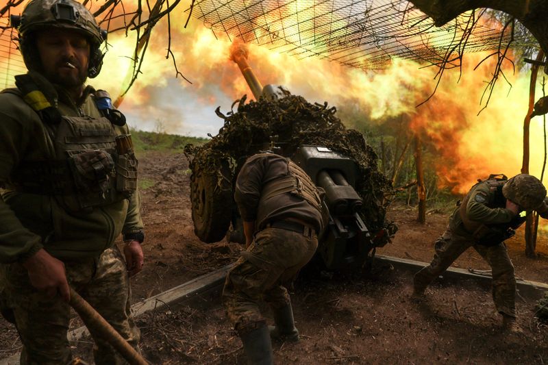 © Reuters. FILE PHOTO: Ukrainian servicemen of the 10th Mountain Assault Brigade 'Edelweiss' fire a D-30 howitzer towards Russian troops at a position in a front line, amid Russia’s attack on Ukraine, near the town of Soledar, Donetsk region, Ukraine May 6, 2023. REUTERS/Sofiia Gatilova/File Photo