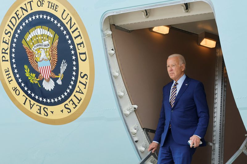 &copy; Reuters. الرئيس الأمريكي جو بايدن على لدى وصوله ماريلاند بالولايات المتحدة يوم الخميس. تصوير: جوناثان إرنست - رويترز.