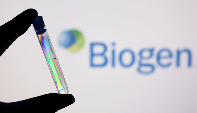 &copy; Reuters. Foto de archivo ilustrativa de un tubo de ensayo frente al logo de Biogen 
Dic 1, 2021. REUTERS/Dado Ruvic/ 