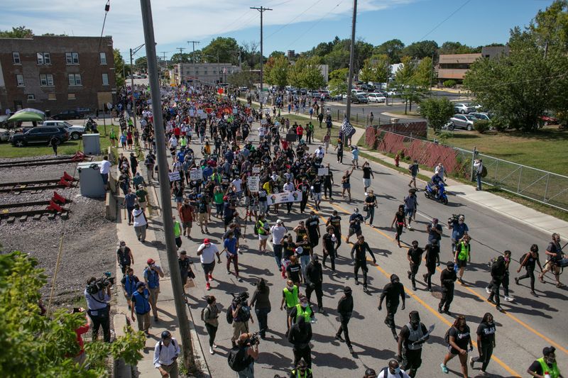 &copy; Reuters. FILE PHOTO: Protesters march towards the Kenosha County Courthouse, in Kenosha, Wisconsin, U.S., August 29, 2020. REUTERS/Jim Vondruska/File Photo