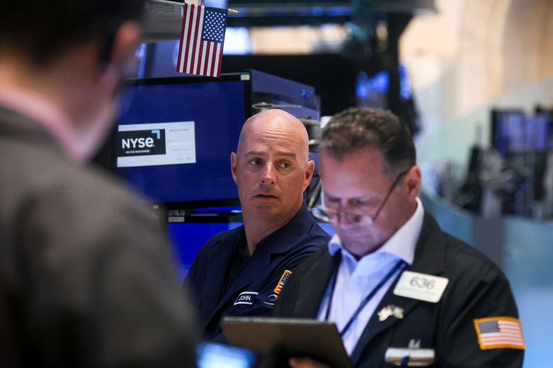 © Reuters. Traders work on the floor of the New York Stock Exchange (NYSE) in New York City, U.S., July 6, 2023.  REUTERS/Brendan McDermid