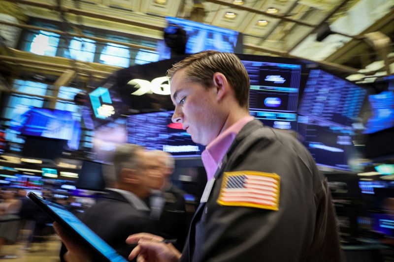 © Reuters. Traders work on the floor of the New York Stock Exchange (NYSE) in New York City, U.S., July 6, 2023.  REUTERS/Brendan McDermid