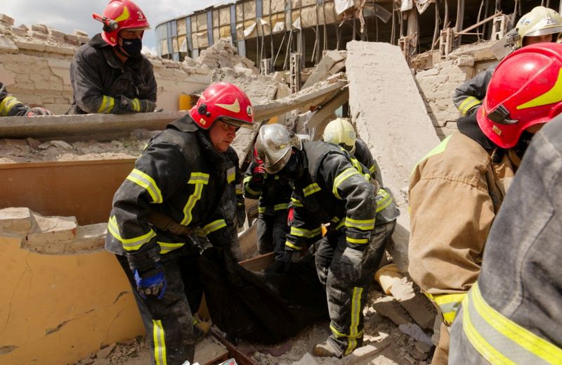 © Reuters. Rescuers carry the body of a killed person a site of a residential building hit by a Russian missile strike, amid Russia's attack on Ukraine, in Lviv, Ukraine July 6, 2023. Press service of the State Emergency Service of Ukraine/Handout via REUTERS  