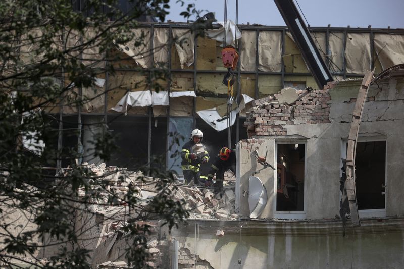 &copy; Reuters. منظر عام لمبنى سكني تضرر جراء هجوم صاروخي روسي على أوكرانيا في لفيف يوم الخميس. تصوير: رومان بالوك - رويترز.