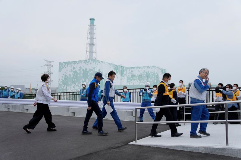 &copy; Reuters. 　７月７日、韓国政府は７日、東京電力福島第１原子力発電所の処理水海洋放出計画について独自の評価を公表した。写真左から２人目が５日、同原発に到着した国際原子力機関（ＩＡＥＡ