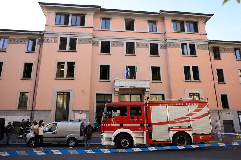 © Reuters. رجال الإطفاء يعملون في مكان الحادث بعد حريق في دار للمسنين في ميلانو يوم الجمعة. تصوير: كلوديا جريكو - رويترز.