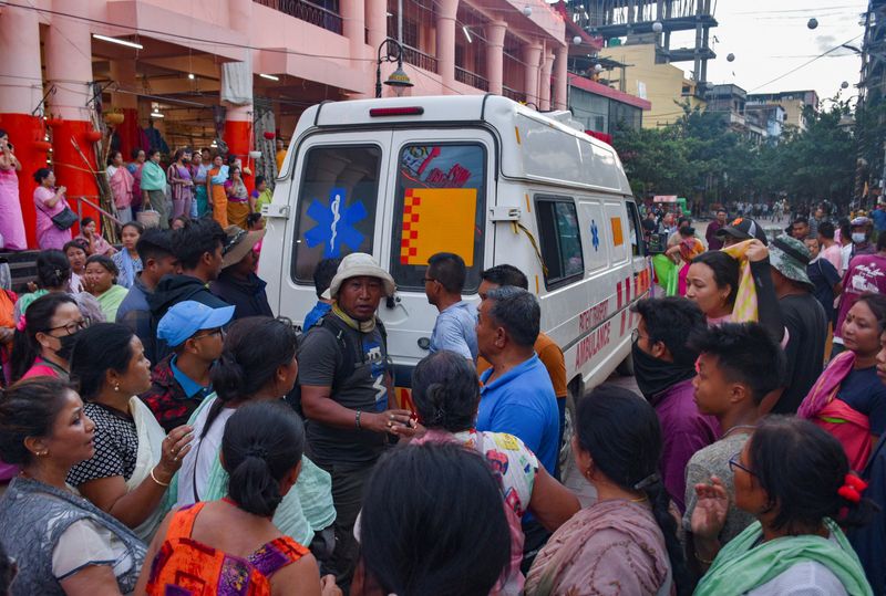 &copy; Reuters. أشخاص يتجمعون حول سيارة إسعاف تحمل جثة رجل قُتل في أعمال عنف بين مجموعات عرقية في ولاية مانيبور الشمالية الشرقية في الهند يوم 29 يونيو حزيران