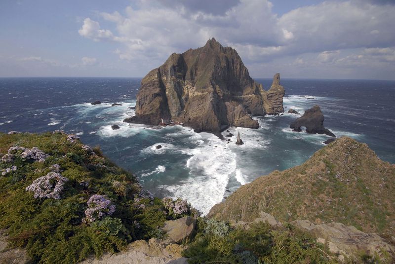 &copy; Reuters. منظر عام لجزء من مجموعة الجزر المعروفة باسم تاكيشيما في اليابان ودوكدو في كوريا الجنوبية في بحر اليابان في صورة من أرشيف رويترز.