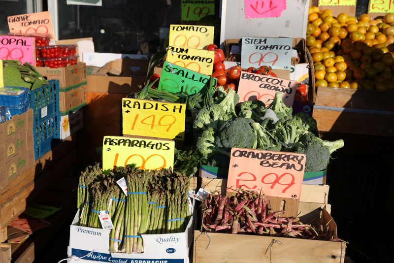 &copy; Reuters. Prices of fruit and vegetables are on display in a store in Brooklyn, New York City, U.S., March 29, 2022. REUTERS/Andrew Kelly