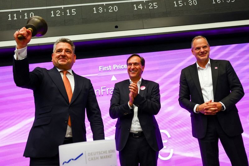 © Reuters. Miguel Angel Lopez Borrego, CEO of Thyssenkrupp AG rings the opening bell during Thyssenkrupp Nucera's IPO as Werner Ponikwar, CEO of Thyssenkrupp Nucera and Thyssenkrupp Nucera CFO Arno Pfannschmidt look on,  in Frankfurt, Germany, July 7, 2023. REUTERS/Kai Pfaffenbach     TPX IMAGES OF THE DAY