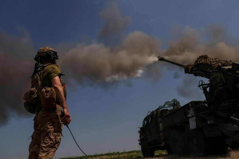 &copy; Reuters. جندي أوكراني يطلق قذيفة دبابة باتجاهخالقوات الروسية  في باخموت بأوكرانيا بتاريخ الخامس من يوليو تموز 2023.  صوفيا جاتيلوفا - رويترز.