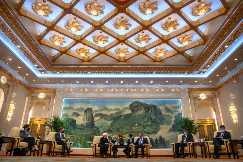 © Reuters. U.S. Treasury Secretary Janet Yellen, third from left, speaks as Chinese Premier Li Qiang, third from right, listens during a meeting at the Great Hall of the People in Beijing, China, Friday, July 7, 2023.  Mark Schiefelbein/Pool via REUTERS