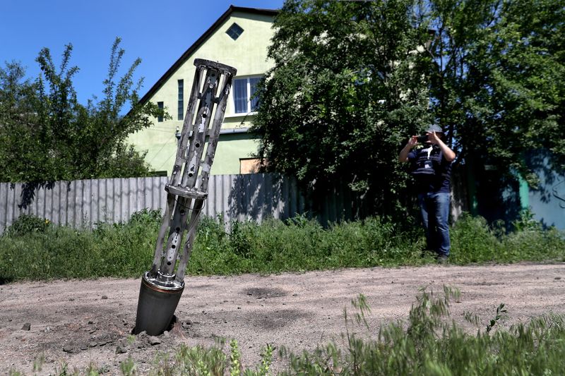 &copy; Reuters. حاوية ذخيرة عنقودية فارغة عالقة في الأرض بعد هجوم عسكري روسي على أوكرانيا في صورة من أرشيف رويترز.