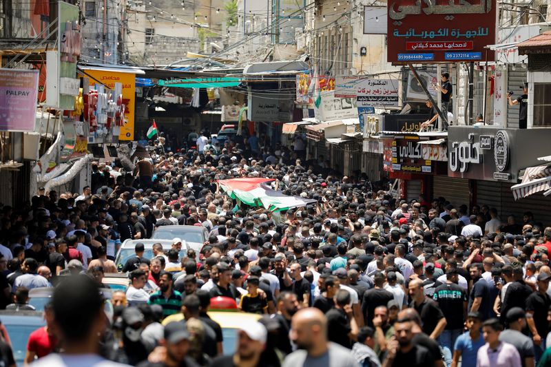 © Reuters. مواطنون يشاركون في جنازة فلسطينيين قتلا خلال غارة إسرائيلية في نابلس بالضفة الغربية يوم الجمعة. تصوير: رنين صوافطة- رويترز.