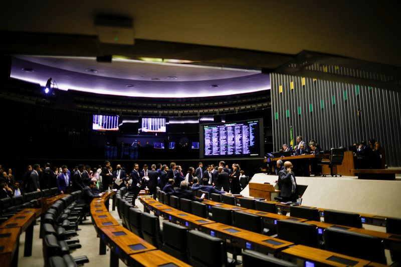 &copy; Reuters. FOTO DE ARCHIVO: Una vista general muestra el pleno de la Cámara de Diputados durante una sesión para votar una enmienda constitucional que aumenta el techo de gasto del gobierno en Brasilia, Brasil. 20 de diciembre, 2022. REUTERS/Adriano Machado/Archiv